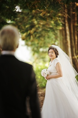 포토 JPG 주간 여자 할아버지 노년 남자 할머니 웨딩드레스 결혼 정장 턱시도 상반신 야외 두명 옆모습 뒷모습 실버라이프 제주도 노부부 다정 한국인 60대 리마인드웨딩 숲길 노인만 샤이니숲길 국내포토 자연요소 라이프스타일 부부 드레스 옷 길 뷰포인트 컨셉 한국 사람 동양인 이벤트 성인 성인만 파일형식