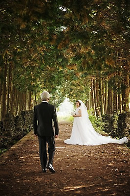 포토 JPG 주간 여자 할아버지 노년 남자 행복 할머니 웨딩드레스 결혼 미소 정장 턱시도 야외 두명 옆모습 뒷모습 실버라이프 제주도 노부부 한국인 60대 리마인드웨딩 숲길 노인만 샤이니숲길 국내포토 자연요소 라이프스타일 부부 드레스 옷 감정 길 뷰포인트 한국 표정 사람 동양인 이벤트 성인 성인만 파일형식