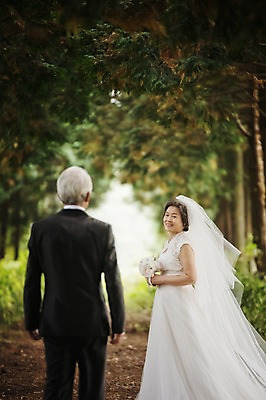 포토 JPG 주간 여자 할아버지 노년 남자 할머니 웨딩드레스 결혼 정장 턱시도 상반신 야외 두명 옆모습 뒷모습 실버라이프 제주도 노부부 다정 한국인 60대 리마인드웨딩 숲길 노인만 샤이니숲길 국내포토 자연요소 라이프스타일 부부 드레스 옷 길 뷰포인트 컨셉 한국 사람 동양인 이벤트 성인 성인만 파일형식