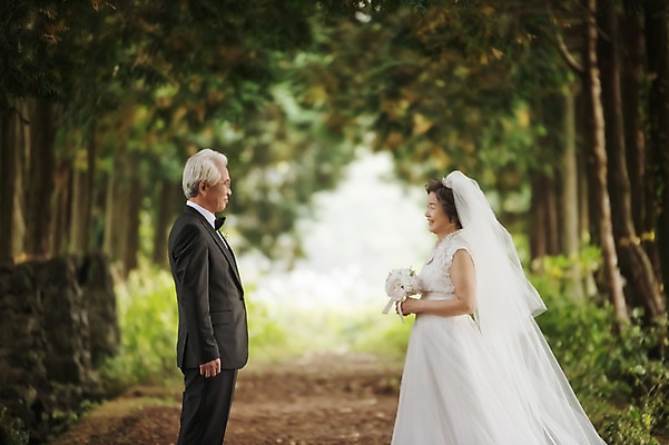 포토 JPG 주간 여자 노년 남자 행복 웨딩드레스 결혼 서기 미소 정장 턱시도 상반신 야외 두명 옆모습 실버라이프 제주도 마주보기 노부부 다정 한국인 60대 리마인드웨딩 숲길 노인만 샤이니숲길 국내포토 자연요소 라이프스타일 부부 드레스 옷 감정 길 뷰포인트 컨셉 모션 한국 표정 사람 동양인 이벤트 성인 성인만 파일형식