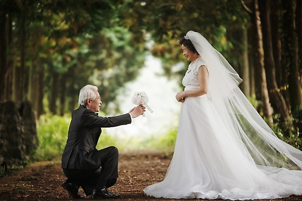 포토 JPG 주간 전신 여자 할아버지 노년 남자 행복 할머니 웨딩드레스 결혼 프로포즈 서기 앉기 정장 턱시도 야외 두명 옆모습 실버라이프 제주도 노부부 한국인 60대 주기 리마인드웨딩 숲길 노인만 샤이니숲길 국내포토 자연요소 라이프스타일 부부 드레스 옷 감정 길 뷰포인트 모션 한국 사람 동양인 이벤트 성인 성인만 파일형식