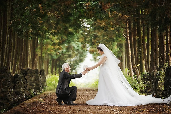 포토 JPG 주간 전신 여자 할아버지 노년 남자 행복 할머니 부케 웨딩드레스 결혼 프로포즈 서기 앉기 정장 턱시도 야외 두명 옆모습 실버라이프 제주도 노부부 한국인 60대 주기 리마인드웨딩 숲길 노인만 샤이니숲길 국내포토 자연요소 라이프스타일 부부 드레스 옷 감정 길 뷰포인트 꽃다발 모션 한국 사람 동양인 이벤트 성인 성인만 파일형식