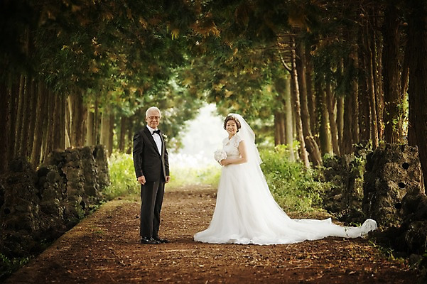 포토 JPG 주간 전신 여자 할아버지 노년 남자 행복 할머니 웨딩드레스 결혼 서기 정장 턱시도 야외 두명 옆모습 실버라이프 제주도 노부부 다정 한국인 60대 리마인드웨딩 숲길 노인만 샤이니숲길 국내포토 자연요소 라이프스타일 부부 드레스 옷 감정 길 뷰포인트 컨셉 모션 한국 사람 동양인 이벤트 성인 성인만 파일형식