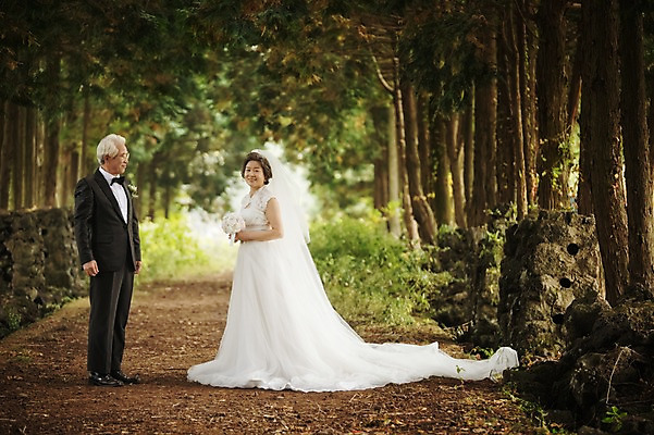 포토 JPG 주간 전신 여자 할아버지 노년 남자 행복 할머니 웨딩드레스 결혼 서기 정장 턱시도 야외 두명 옆모습 실버라이프 제주도 노부부 다정 한국인 60대 리마인드웨딩 숲길 노인만 샤이니숲길 국내포토 자연요소 라이프스타일 부부 드레스 옷 감정 길 뷰포인트 컨셉 모션 한국 사람 동양인 이벤트 성인 성인만 파일형식