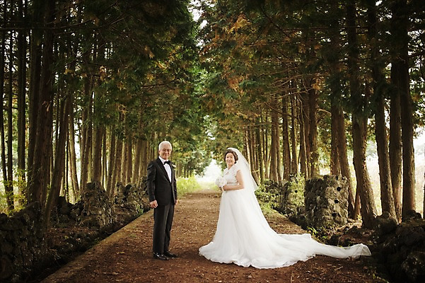 포토 JPG 주간 전신 여자 할아버지 노년 남자 행복 할머니 웨딩드레스 결혼 서기 정장 턱시도 야외 두명 옆모습 실버라이프 제주도 노부부 다정 한국인 60대 리마인드웨딩 숲길 노인만 샤이니숲길 국내포토 자연요소 라이프스타일 부부 드레스 옷 감정 길 뷰포인트 컨셉 모션 한국 사람 동양인 이벤트 성인 성인만 파일형식