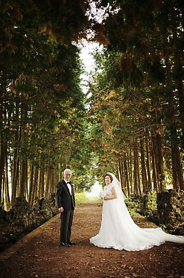 포토 JPG 주간 전신 여자 할아버지 노년 남자 행복 할머니 웨딩드레스 결혼 서기 정장 턱시도 야외 두명 옆모습 실버라이프 제주도 노부부 다정 한국인 60대 리마인드웨딩 숲길 노인만 샤이니숲길 국내포토 자연요소 라이프스타일 부부 드레스 옷 감정 길 뷰포인트 컨셉 모션 한국 사람 동양인 이벤트 성인 성인만 파일형식