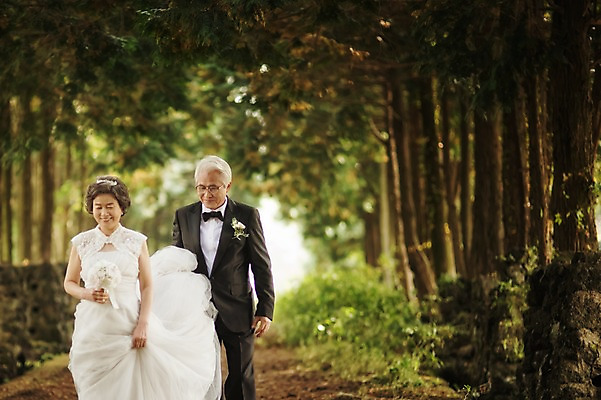 포토 JPG 주간 여자 할아버지 노년 남자 할머니 웨딩드레스 결혼 서기 들기 정장 턱시도 상반신 야외 두명 앞모습 실버라이프 제주도 걷기 노부부 다정 한국인 도움 60대 리마인드웨딩 숲길 노인만 샤이니숲길 국내포토 자연요소 라이프스타일 부부 드레스 옷 길 뷰포인트 컨셉 모션 한국 사람 동양인 이벤트 성인 성인만 파일형식