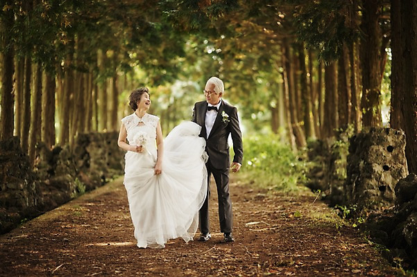 포토 JPG 주간 전신 여자 할아버지 노년 남자 할머니 웨딩드레스 결혼 서기 들기 정장 턱시도 야외 두명 앞모습 실버라이프 제주도 걷기 노부부 다정 한국인 도움 60대 리마인드웨딩 숲길 노인만 샤이니숲길 국내포토 자연요소 라이프스타일 부부 드레스 옷 길 뷰포인트 컨셉 모션 한국 사람 동양인 이벤트 성인 성인만 파일형식