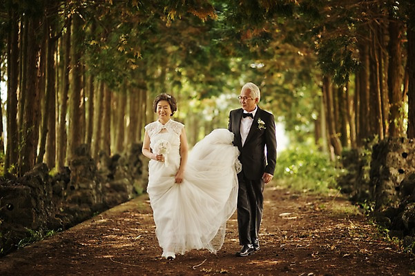 포토 JPG 주간 전신 여자 할아버지 노년 남자 할머니 웨딩드레스 결혼 서기 들기 정장 턱시도 야외 두명 앞모습 실버라이프 제주도 걷기 노부부 다정 한국인 도움 60대 리마인드웨딩 숲길 노인만 샤이니숲길 국내포토 자연요소 라이프스타일 부부 드레스 옷 길 뷰포인트 컨셉 모션 한국 사람 동양인 이벤트 성인 성인만 파일형식