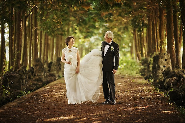 포토 JPG 주간 전신 여자 할아버지 노년 남자 할머니 웨딩드레스 결혼 서기 들기 정장 턱시도 야외 두명 앞모습 실버라이프 제주도 걷기 노부부 다정 한국인 도움 60대 리마인드웨딩 숲길 노인만 샤이니숲길 국내포토 자연요소 라이프스타일 부부 드레스 옷 길 뷰포인트 컨셉 모션 한국 사람 동양인 이벤트 성인 성인만 파일형식