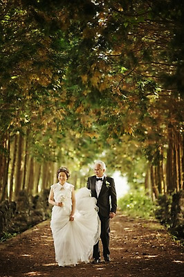 포토 JPG 주간 전신 여자 할아버지 노년 남자 할머니 웨딩드레스 결혼 서기 들기 정장 턱시도 야외 두명 앞모습 실버라이프 제주도 걷기 노부부 다정 한국인 도움 60대 리마인드웨딩 숲길 노인만 샤이니숲길 국내포토 자연요소 라이프스타일 부부 드레스 옷 길 뷰포인트 컨셉 모션 한국 사람 동양인 이벤트 성인 성인만 파일형식