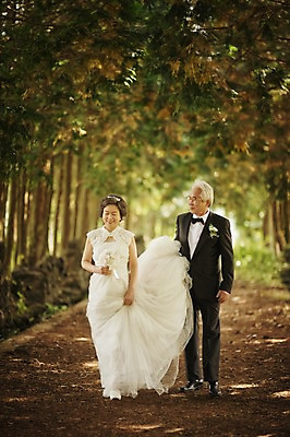 포토 JPG 주간 전신 여자 할아버지 노년 남자 할머니 웨딩드레스 결혼 서기 들기 정장 턱시도 야외 두명 앞모습 실버라이프 제주도 걷기 노부부 다정 한국인 도움 60대 리마인드웨딩 숲길 노인만 샤이니숲길 국내포토 자연요소 라이프스타일 부부 드레스 옷 길 뷰포인트 컨셉 모션 한국 사람 동양인 이벤트 성인 성인만 파일형식
