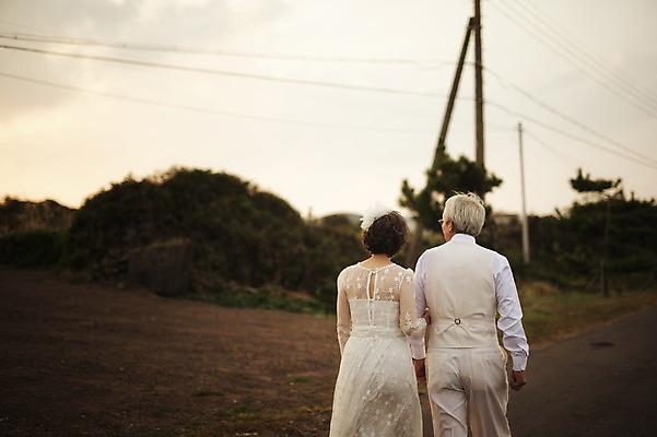 포토 JPG 주간 여자 할아버지 노년 남자 할머니 웨딩드레스 결혼 정장 턱시도 상반신 야외 두명 뒷모습 실버라이프 제주도 걷기 팔짱 노부부 다정 한국인 60대 리마인드웨딩 노인만 국내포토 자연요소 라이프스타일 부부 드레스 옷 뷰포인트 컨셉 모션 한국 사람 동양인 이벤트 성인 성인만 파일형식
