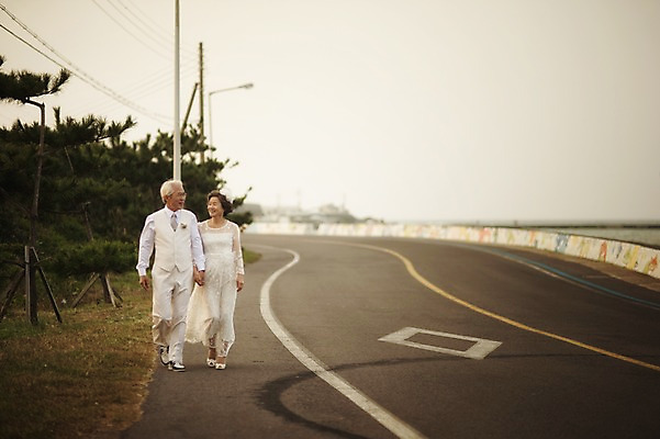 포토 JPG 주간 전신 여자 할아버지 노년 남자 도로 할머니 웨딩드레스 결혼 미소 정장 턱시도 야외 두명 앞모습 실버라이프 제주도 걷기 손잡기 노부부 다정 한국인 60대 리마인드웨딩 노인만 국내포토 자연요소 라이프스타일 부부 드레스 옷 길 뷰포인트 컨셉 교통시설 모션 한국 표정 사람 동양인 이벤트 성인 성인만 파일형식