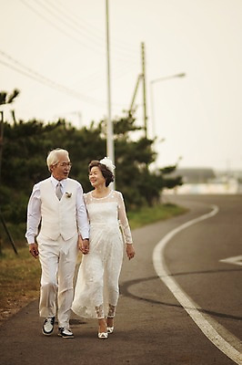 포토 JPG 주간 전신 여자 할아버지 노년 남자 도로 할머니 웨딩드레스 결혼 미소 정장 턱시도 야외 두명 앞모습 실버라이프 제주도 걷기 손잡기 노부부 다정 한국인 60대 리마인드웨딩 노인만 국내포토 자연요소 라이프스타일 부부 드레스 옷 길 뷰포인트 컨셉 교통시설 모션 한국 표정 사람 동양인 이벤트 성인 성인만 파일형식
