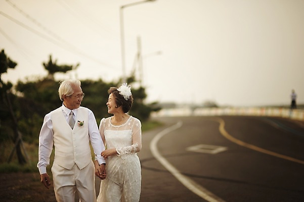 포토 JPG 주간 여자 할아버지 노년 남자 도로 할머니 웨딩드레스 결혼 미소 정장 턱시도 상반신 야외 두명 앞모습 실버라이프 제주도 걷기 손잡기 노부부 다정 한국인 60대 리마인드웨딩 노인만 국내포토 자연요소 라이프스타일 부부 드레스 옷 길 뷰포인트 컨셉 교통시설 모션 한국 표정 사람 동양인 이벤트 성인 성인만 파일형식