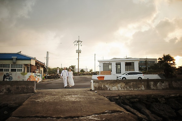 포토 JPG 주간 전신 여자 할아버지 노년 남자 할머니 웨딩드레스 결혼 정장 턱시도 야외 두명 앞모습 실버라이프 제주도 걷기 손잡기 노부부 다정 한국인 60대 리마인드웨딩 노인만 국내포토 자연요소 라이프스타일 부부 드레스 옷 뷰포인트 컨셉 모션 한국 사람 동양인 이벤트 성인 성인만 파일형식