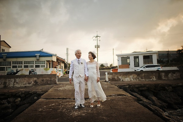 포토 JPG 주간 전신 여자 할아버지 노년 남자 할머니 웨딩드레스 결혼 정장 턱시도 야외 두명 앞모습 실버라이프 제주도 걷기 손잡기 노부부 다정 한국인 60대 리마인드웨딩 노인만 국내포토 자연요소 라이프스타일 부부 드레스 옷 뷰포인트 컨셉 모션 한국 사람 동양인 이벤트 성인 성인만 파일형식