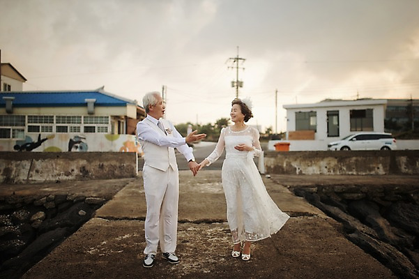 포토 JPG 주간 전신 여자 할아버지 노년 남자 할머니 웨딩드레스 결혼 정장 턱시도 야외 두명 앞모습 실버라이프 제주도 걷기 손잡기 노부부 다정 한국인 60대 리마인드웨딩 노인만 국내포토 자연요소 라이프스타일 부부 드레스 옷 뷰포인트 컨셉 모션 한국 사람 동양인 이벤트 성인 성인만 파일형식