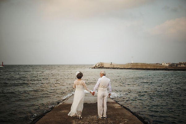포토 JPG 주간 전신 여자 할아버지 노년 남자 할머니 바다 웨딩드레스 결혼 서기 정장 턱시도 야외 두명 뒷모습 실버라이프 제주도 손잡기 노부부 로맨틱 한국인 60대 함덕해수욕장 리마인드웨딩 노인만 국내포토 자연요소 라이프스타일 부부 드레스 옷 뷰포인트 컨셉 모션 한국 사람 동양인 이벤트 성인 해수욕장 함덕 성인만 파일형식