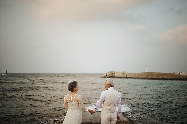 포토 JPG 주간 여자 할아버지 노년 남자 할머니 바다 웨딩드레스 결혼 서기 정장 턱시도 상반신 야외 두명 뒷모습 실버라이프 제주도 손잡기 노부부 로맨틱 한국인 60대 함덕해수욕장 리마인드웨딩 노인만 국내포토 자연요소 라이프스타일 부부 드레스 옷 뷰포인트 컨셉 모션 한국 사람 동양인 이벤트 성인 해수욕장 함덕 성인만 파일형식