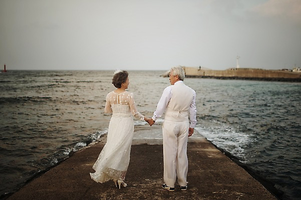 포토 JPG 주간 전신 여자 할아버지 노년 남자 할머니 바다 웨딩드레스 결혼 서기 정장 턱시도 야외 두명 뒷모습 실버라이프 제주도 손잡기 노부부 로맨틱 한국인 60대 함덕해수욕장 리마인드웨딩 노인만 국내포토 자연요소 라이프스타일 부부 드레스 옷 뷰포인트 컨셉 모션 한국 사람 동양인 이벤트 성인 해수욕장 함덕 성인만 파일형식