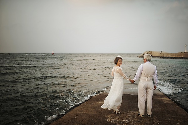 포토 JPG 주간 전신 여자 할아버지 노년 남자 할머니 바다 웨딩드레스 결혼 서기 정장 턱시도 야외 두명 뒷모습 실버라이프 제주도 손잡기 노부부 로맨틱 한국인 뒤돌아보기 60대 함덕해수욕장 리마인드웨딩 노인만 국내포토 자연요소 라이프스타일 부부 드레스 옷 뷰포인트 컨셉 모션 한국 사람 동양인 이벤트 성인 해수욕장 함덕 성인만 파일형식