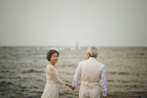 포토 JPG 주간 여자 할아버지 노년 남자 할머니 바다 웨딩드레스 결혼 서기 정장 턱시도 상반신 야외 두명 뒷모습 실버라이프 제주도 손잡기 노부부 로맨틱 한국인 뒤돌아보기 60대 함덕해수욕장 리마인드웨딩 노인만 국내포토 자연요소 라이프스타일 부부 드레스 옷 뷰포인트 컨셉 모션 한국 사람 동양인 이벤트 성인 해수욕장 함덕 성인만 파일형식