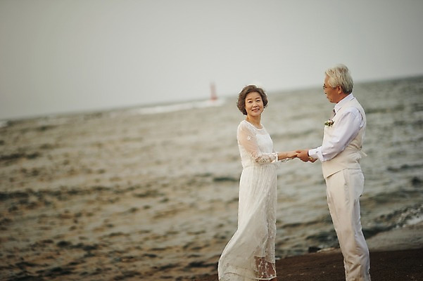 포토 JPG 주간 여자 할아버지 노년 남자 행복 할머니 바다 웨딩드레스 결혼 서기 미소 정장 턱시도 상반신 야외 두명 옆모습 실버라이프 제주도 손잡기 노부부 다정 한국인 60대 함덕해수욕장 리마인드웨딩 노인만 국내포토 자연요소 라이프스타일 부부 드레스 옷 감정 뷰포인트 컨셉 모션 한국 표정 사람 동양인 이벤트 성인 해수욕장 함덕 성인만 파일형식