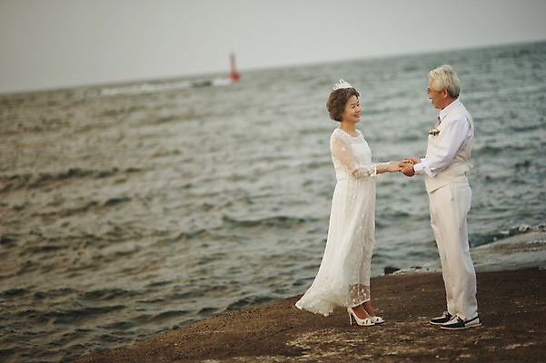 포토 JPG 주간 전신 여자 할아버지 노년 남자 행복 할머니 바다 웨딩드레스 결혼 미소 정장 턱시도 야외 두명 옆모습 실버라이프 제주도 마주보기 손잡기 노부부 다정 한국인 60대 함덕해수욕장 리마인드웨딩 노인만 국내포토 자연요소 라이프스타일 부부 드레스 옷 감정 뷰포인트 컨셉 모션 한국 표정 사람 동양인 이벤트 성인 해수욕장 함덕 성인만 파일형식