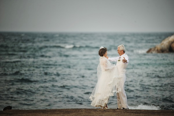 포토 JPG 주간 전신 여자 할아버지 노년 남자 할머니 바다 웨딩드레스 결혼 팔벌리기 서기 정장 턱시도 야외 두명 옆모습 실버라이프 제주도 마주보기 노부부 다정 한국인 60대 함덕해수욕장 리마인드웨딩 노인만 국내포토 자연요소 라이프스타일 부부 드레스 옷 뷰포인트 컨셉 모션 한국 사람 동양인 이벤트 성인 해수욕장 함덕 성인만 파일형식