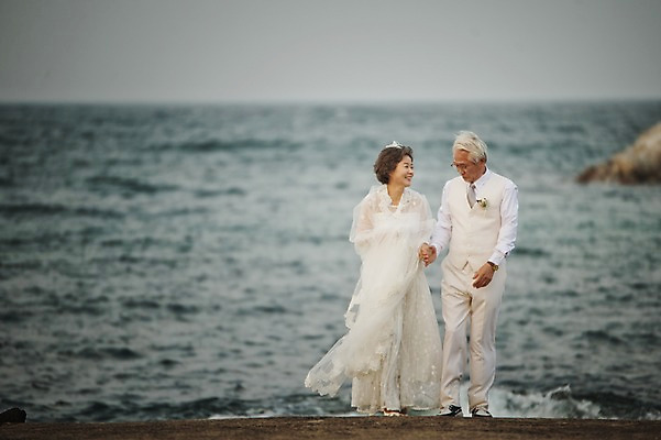 포토 JPG 주간 전신 여자 할아버지 노년 남자 행복 할머니 바다 웨딩드레스 결혼 미소 정장 턱시도 야외 두명 앞모습 실버라이프 제주도 걷기 손잡기 노부부 다정 한국인 60대 함덕해수욕장 리마인드웨딩 노인만 국내포토 자연요소 라이프스타일 부부 드레스 옷 감정 뷰포인트 컨셉 모션 한국 표정 사람 동양인 이벤트 성인 해수욕장 함덕 성인만 파일형식