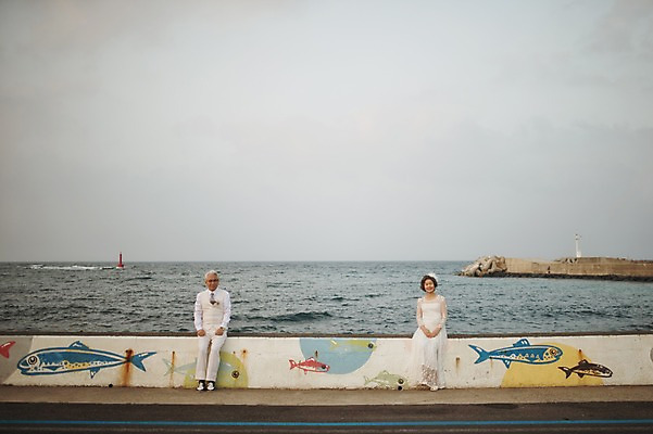 포토 JPG 주간 전신 여자 할아버지 노년 남자 행복 할머니 바다 웨딩드레스 결혼 앉기 정장 턱시도 야외 두명 앞모습 실버라이프 제주도 노부부 다정 한국인 60대 함덕해수욕장 리마인드웨딩 노인만 국내포토 자연요소 라이프스타일 부부 드레스 옷 감정 뷰포인트 컨셉 모션 한국 사람 동양인 이벤트 성인 해수욕장 함덕 성인만 파일형식