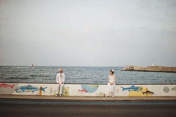 포토 JPG 주간 전신 여자 할아버지 노년 남자 행복 할머니 바다 웨딩드레스 결혼 앉기 정장 턱시도 야외 두명 앞모습 실버라이프 제주도 노부부 다정 한국인 60대 함덕해수욕장 리마인드웨딩 노인만 국내포토 자연요소 라이프스타일 부부 드레스 옷 감정 뷰포인트 컨셉 모션 한국 사람 동양인 이벤트 성인 해수욕장 함덕 성인만 파일형식