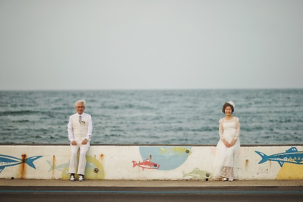 포토 JPG 주간 전신 여자 할아버지 노년 남자 행복 할머니 바다 웨딩드레스 결혼 앉기 정장 턱시도 야외 두명 앞모습 실버라이프 제주도 노부부 다정 한국인 60대 함덕해수욕장 리마인드웨딩 노인만 국내포토 자연요소 라이프스타일 부부 드레스 옷 감정 뷰포인트 컨셉 모션 한국 사람 동양인 이벤트 성인 해수욕장 함덕 성인만 파일형식