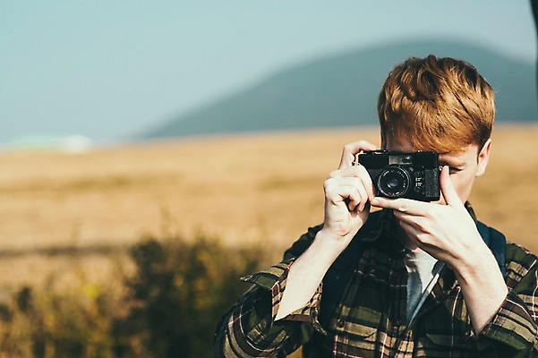 포토 JPG 주간 서양인 외국인 남자 맨라이프 여행 한명 서기 들기 초원 상반신 20대 성인 야외 앞모습 제주도 카메라 사진촬영 즐거움 남자만 남자한명만 국내포토 자연요소 1 라이프스타일 감정 뷰포인트 모션 한국 사람 인종 청년 전자제품 촬영 파일형식
