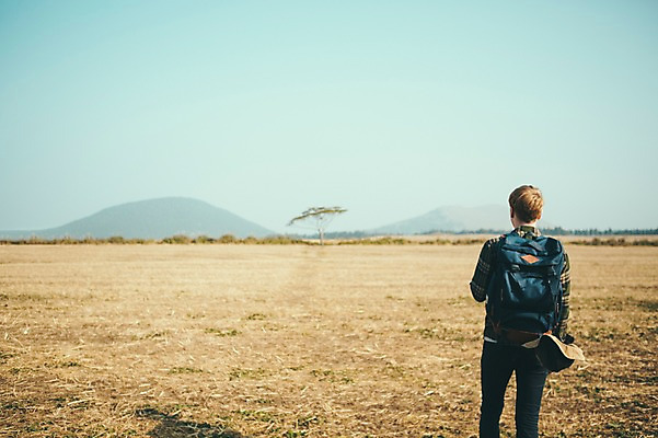 포토 JPG 주간 서양인 외국인 남자 맨라이프 여행 한명 서기 초원 상반신 20대 성인 야외 뒷모습 제주도 자유 성인남자한명만 국내포토 자연요소 1 라이프스타일 뷰포인트 컨셉 모션 한국 사람 인종 청년 남자한명만 성인남자만 파일형식