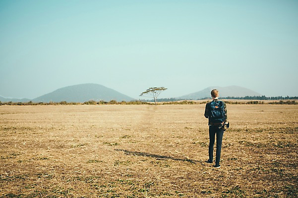 포토 JPG 주간 전신 서양인 외국인 남자 맨라이프 여행 한명 초원 20대 성인 야외 뒷모습 제주도 걷기 즐거움 성인남자한명만 국내포토 자연요소 1 라이프스타일 감정 뷰포인트 모션 한국 사람 인종 청년 남자한명만 성인남자만 파일형식