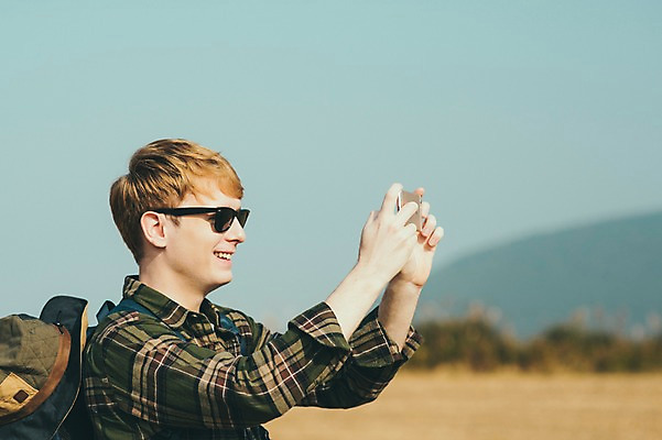 포토 JPG 주간 서양인 외국인 남자 맨라이프 여행 한명 서기 미소 들기 초원 상반신 20대 성인 야외 옆모습 스마트폰 제주도 사진촬영 즐거움 성인남자한명만 국내포토 자연요소 1 라이프스타일 감정 뷰포인트 모션 한국 표정 사람 인종 청년 핸드폰 스마트기기 촬영 남자한명만 성인남자만 파일형식