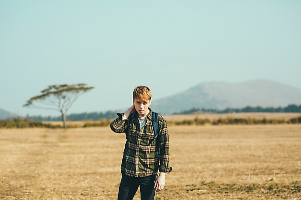 포토 JPG 주간 서양인 외국인 남자 여유 맨라이프 여행 한명 서기 초원 상반신 20대 성인 야외 앞모습 제주도 성인남자한명만 국내포토 자연요소 1 라이프스타일 감정 뷰포인트 모션 한국 사람 인종 청년 남자한명만 성인남자만 파일형식