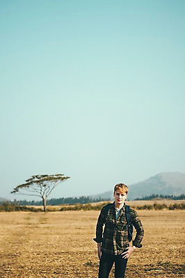 포토 JPG 주간 서양인 외국인 남자 여유 맨라이프 여행 한명 서기 초원 상반신 20대 성인 야외 앞모습 제주도 성인남자한명만 국내포토 자연요소 1 라이프스타일 감정 뷰포인트 모션 한국 사람 인종 청년 남자한명만 성인남자만 파일형식