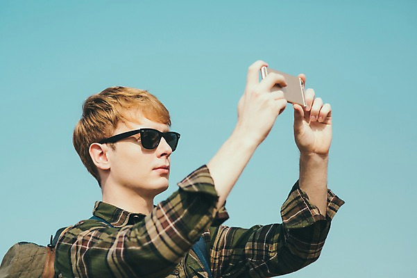 포토 JPG 주간 서양인 외국인 남자 여유 맨라이프 여행 한명 서기 들기 초원 상반신 20대 성인 야외 옆모습 스마트폰 선글라스 제주도 사진촬영 성인남자한명만 국내포토 자연요소 1 라이프스타일 감정 안경 뷰포인트 모션 한국 사람 인종 청년 핸드폰 스마트기기 촬영 남자한명만 성인남자만 파일형식