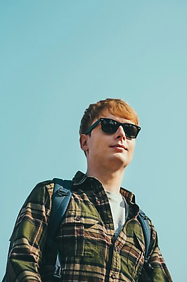 포토 JPG 주간 서양인 외국인 남자 맨라이프 여행 휴식 한명 서기 초원 상반신 20대 성인 야외 앞모습 선글라스 제주도 성인남자한명만 국내포토 자연요소 1 라이프스타일 안경 뷰포인트 컨셉 모션 한국 사람 인종 청년 남자한명만 성인남자만 파일형식