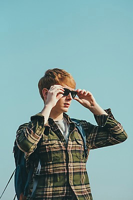 포토 JPG 주간 서양인 외국인 남자 여유 맨라이프 여행 한명 서기 초원 상반신 20대 성인 야외 앞모습 선글라스 제주도 성인남자한명만 국내포토 자연요소 1 라이프스타일 감정 안경 뷰포인트 모션 한국 사람 인종 청년 남자한명만 성인남자만 파일형식