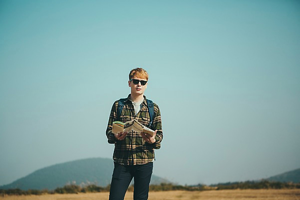 포토 JPG 주간 서양인 외국인 남자 맨라이프 여행 지도 휴식 한명 서기 들기 초원 상반신 20대 성인 야외 앞모습 선글라스 제주도 성인남자한명만 국내포토 자연요소 1 라이프스타일 안경 뷰포인트 컨셉 모션 한국 사람 인종 청년 남자한명만 성인남자만 파일형식