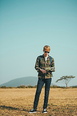 포토 JPG 주간 전신 서양인 외국인 남자 맨라이프 여행 지도 휴식 한명 서기 들기 초원 20대 성인 야외 앞모습 선글라스 제주도 성인남자한명만 국내포토 자연요소 1 라이프스타일 안경 뷰포인트 컨셉 모션 한국 사람 인종 청년 남자한명만 성인남자만 파일형식