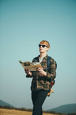 포토 JPG 주간 서양인 외국인 남자 맨라이프 여행 지도 휴식 한명 서기 들기 초원 상반신 20대 성인 야외 앞모습 선글라스 제주도 성인남자한명만 국내포토 자연요소 1 라이프스타일 안경 뷰포인트 컨셉 모션 한국 사람 인종 청년 남자한명만 성인남자만 파일형식