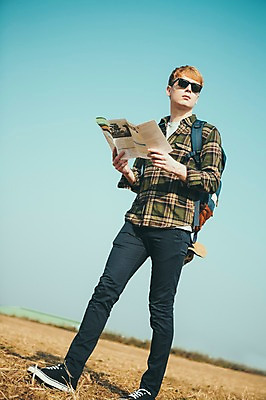 포토 JPG 주간 전신 서양인 외국인 남자 맨라이프 여행 지도 휴식 한명 서기 들기 초원 20대 성인 야외 앞모습 선글라스 제주도 성인남자한명만 국내포토 자연요소 1 라이프스타일 안경 뷰포인트 컨셉 모션 한국 사람 인종 청년 남자한명만 성인남자만 파일형식