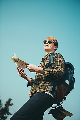 포토 JPG 주간 서양인 외국인 남자 맨라이프 여행 지도 한명 미소 들기 초원 상반신 20대 성인 야외 옆모습 선글라스 제주도 걷기 즐거움 성인남자한명만 국내포토 자연요소 1 라이프스타일 감정 안경 뷰포인트 모션 한국 표정 사람 인종 청년 남자한명만 성인남자만 파일형식