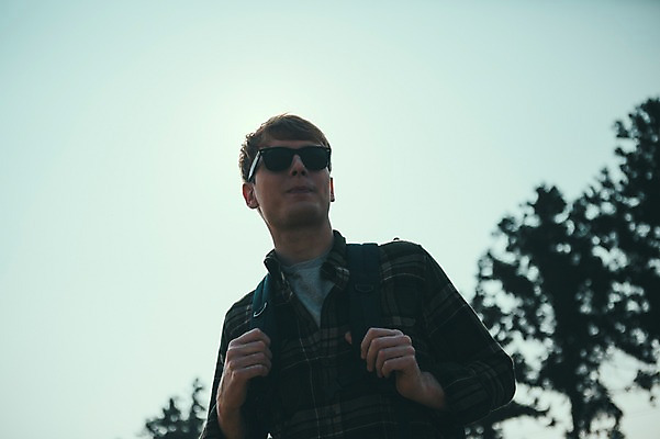 포토 JPG 주간 서양인 외국인 남자 맨라이프 여행 휴식 한명 서기 초원 상반신 20대 성인 야외 앞모습 선글라스 제주도 성인남자한명만 국내포토 자연요소 1 라이프스타일 안경 뷰포인트 컨셉 모션 한국 사람 인종 청년 남자한명만 성인남자만 파일형식